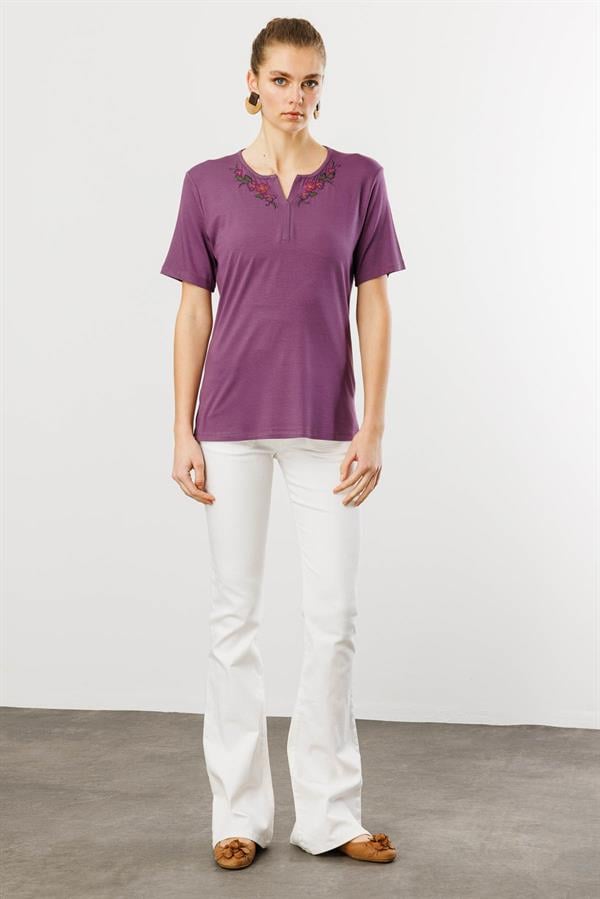 Kadın Açma Yaka Nakış İşlemeli Penye T-shirt Lila