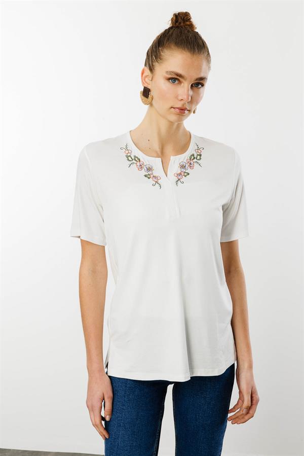 Kadın Açma Yaka Nakış İşlemeli Penye T-shirt Ekru
