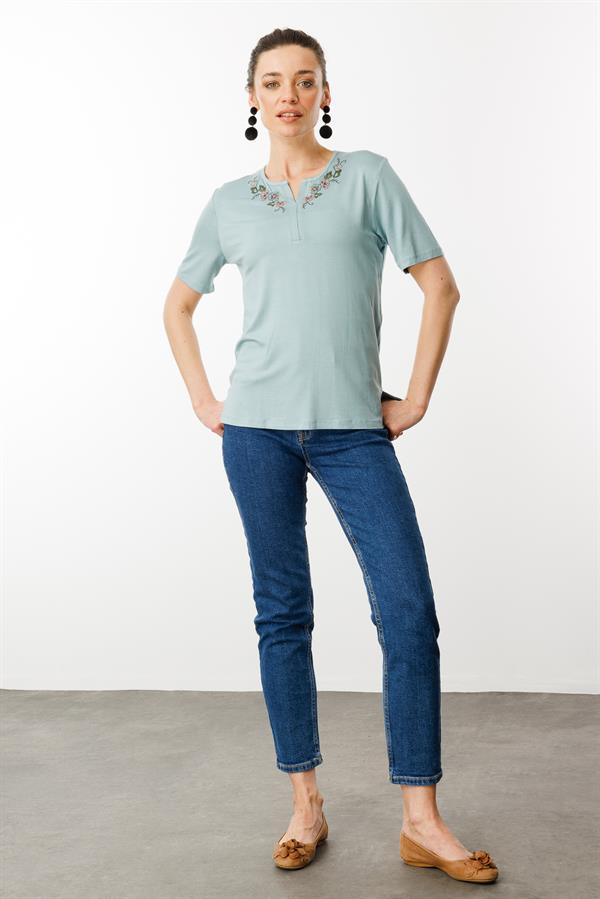 Kadın Açma Yaka Nakış İşlemeli Penye T-shirt Mint