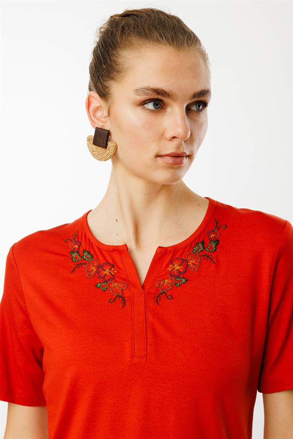Kadın Açma Yaka Nakış İşlemeli Penye T-shirt Oranj