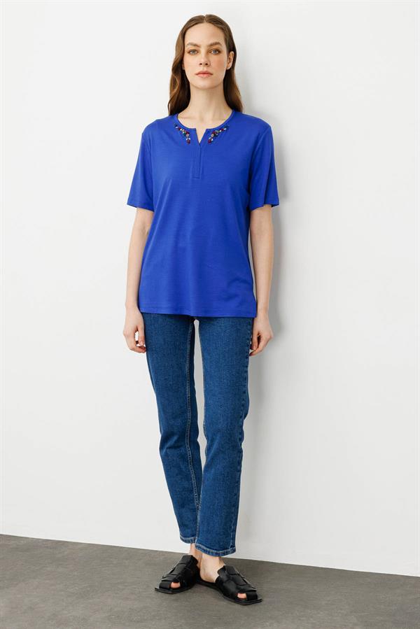 Kadın Sıfır Yaka Nakış İşlemeli T-shirt Saks