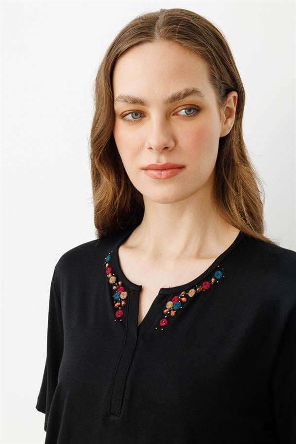 Kadın Sıfır Yaka Nakış İşlemeli T-shirt Siyah