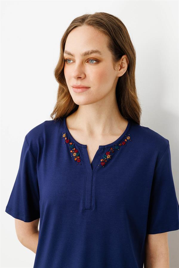 Kadın Sıfır Yaka Nakış İşlemeli T-shirt Lacivert
