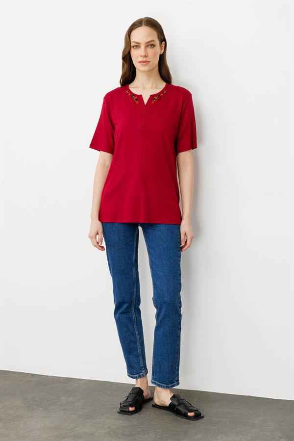Kadın Sıfır Yaka Nakış İşlemeli T-shirt Vişne