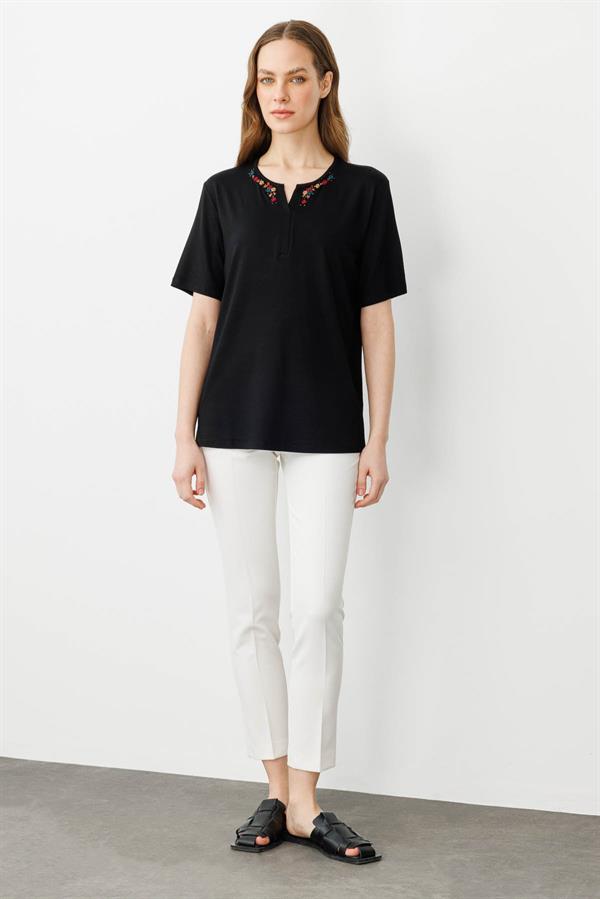 Kadın Sıfır Yaka Nakış İşlemeli T-shirt Siyah
