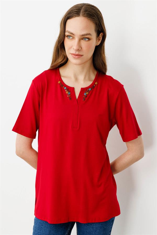 Kadın Sıfır Yaka Nakış İşlemeli T-shirt Kırmızı