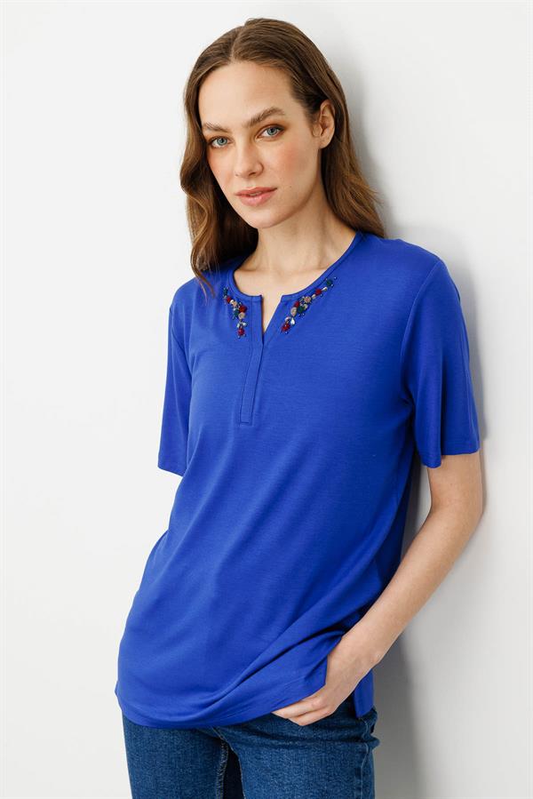 Kadın Sıfır Yaka Nakış İşlemeli T-shirt Saks