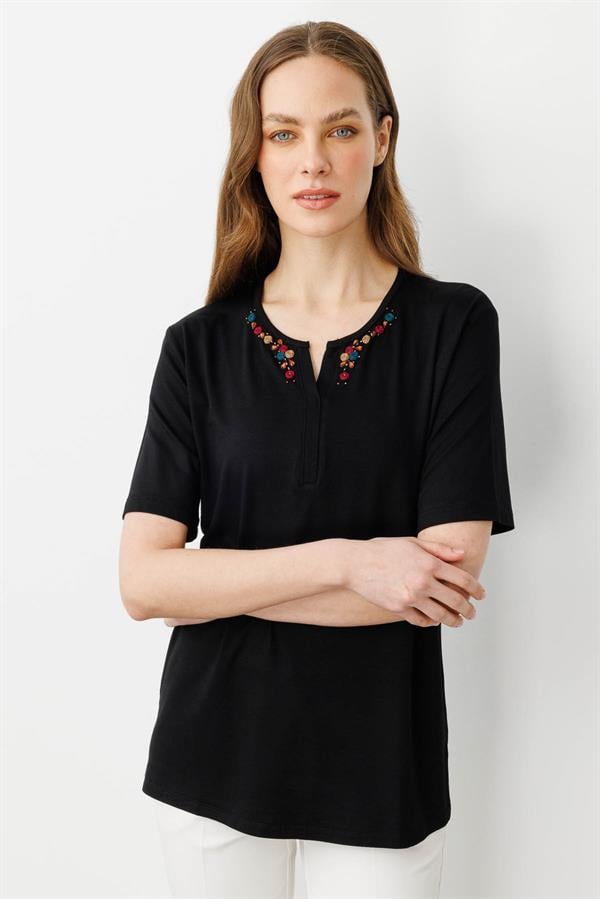 Kadın Sıfır Yaka Nakış İşlemeli T-shirt Siyah
