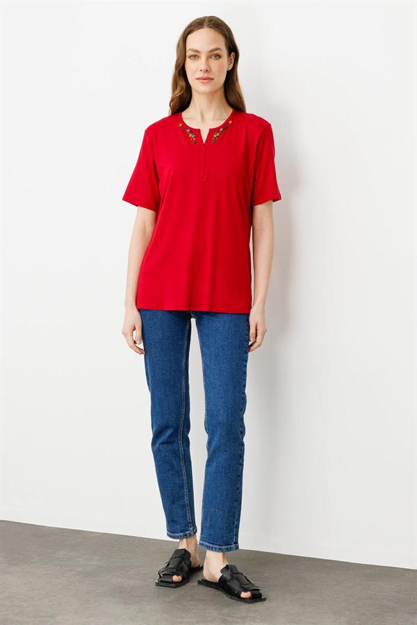 Kadın Sıfır Yaka Nakış İşlemeli T-shirt Kırmızı