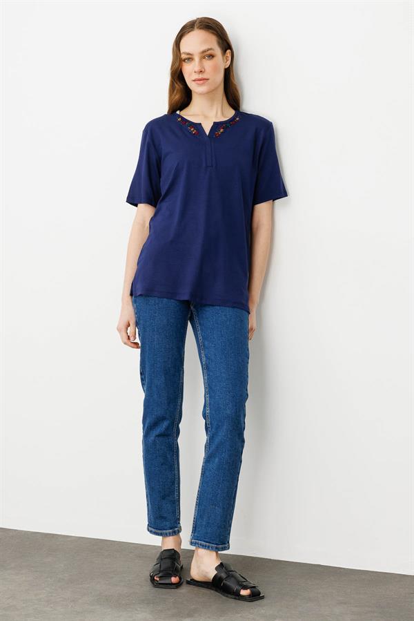 Kadın Sıfır Yaka Nakış İşlemeli T-shirt Lacivert