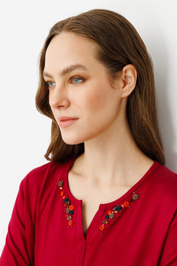 Kadın Sıfır Yaka Nakış İşlemeli T-shirt Vişne