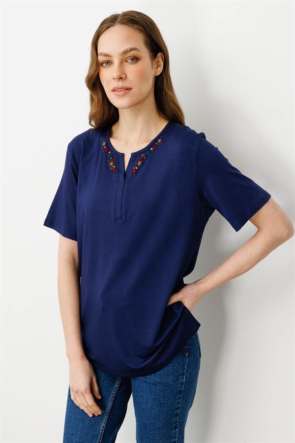 Kadın Sıfır Yaka Nakış İşlemeli T-shirt Lacivert