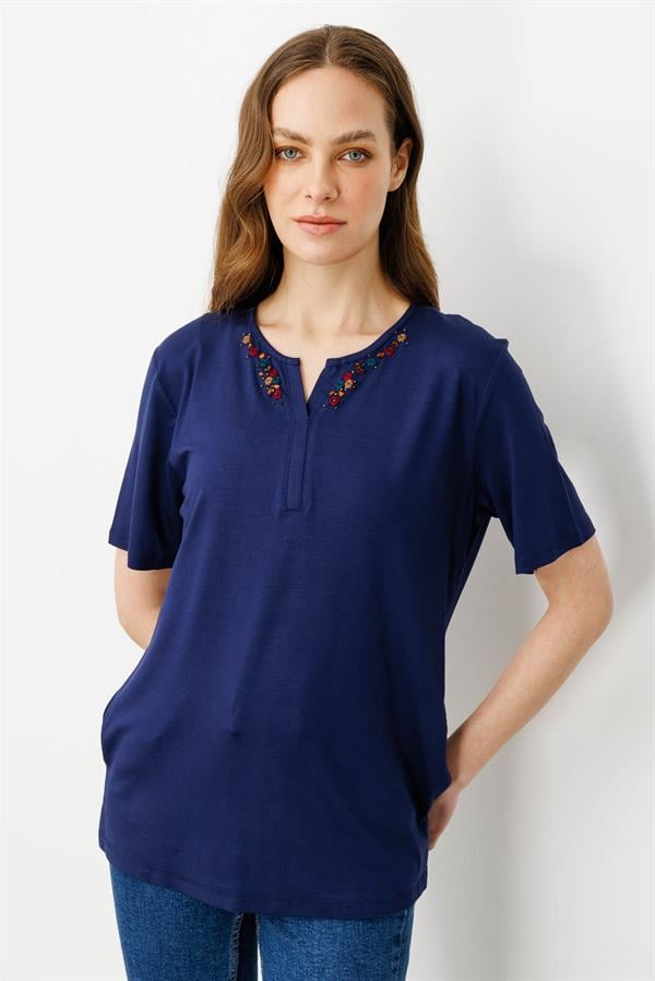 Kadın Sıfır Yaka Nakış İşlemeli T-shirt Lacivert