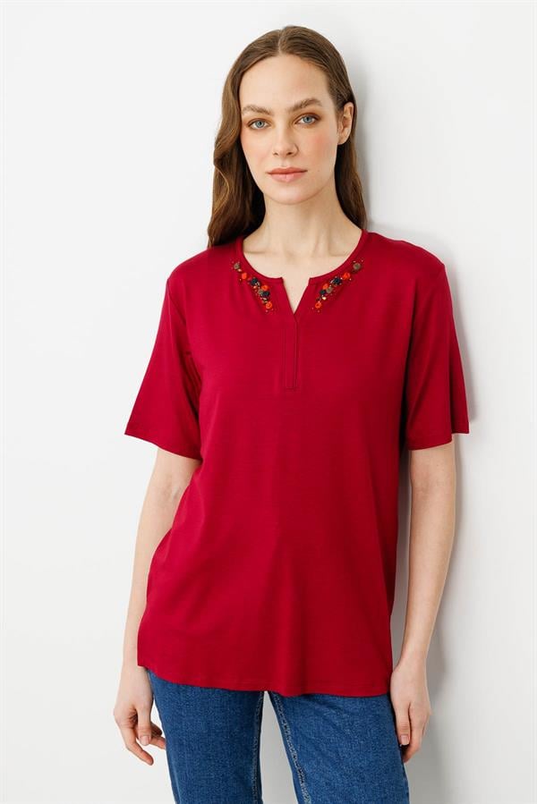 Kadın Sıfır Yaka Nakış İşlemeli T-shirt Vişne