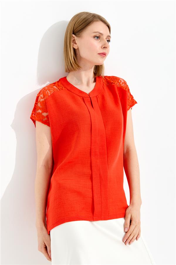 Женская льняная блуза с воротником и кружевом на плечах оранжевая