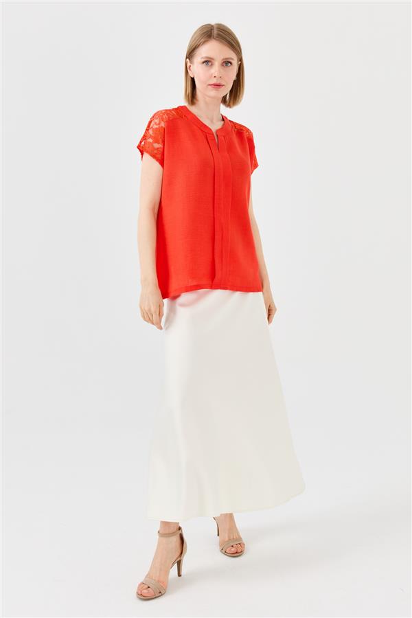 Женская льняная блуза с воротником и кружевом на плечах оранжевая