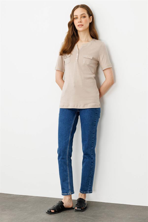 Kadın Açma Yaka Önü Cepli Penye T-shirt Vizon