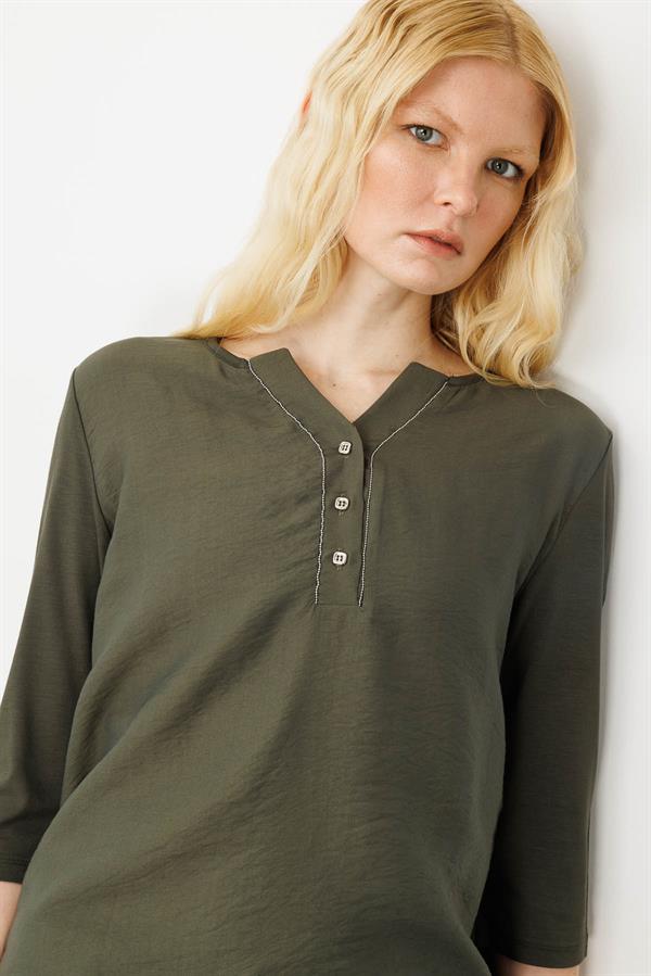 Kadın Açma Yaka Önü Düğmeli Bluz Haki