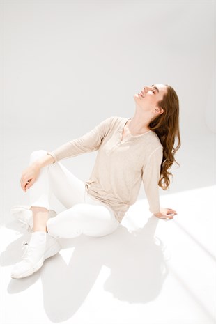 Женский жаккардовый пуловер с открытым воротником и длинным рукавом бежевого цвета