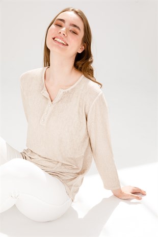 Женский жаккардовый пуловер с открытым воротником и длинным рукавом бежевого цвета