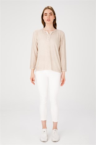 Женский жаккардовый пуловер с открытым воротником и длинным рукавом бежевого цвета