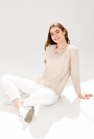 Женский жаккардовый пуловер с открытым воротником и длинным рукавом бежевого цвета