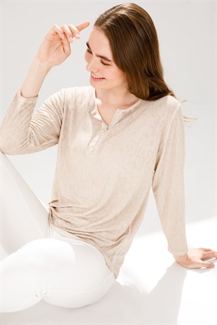 Женский жаккардовый пуловер с открытым воротником и длинным рукавом бежевого цвета