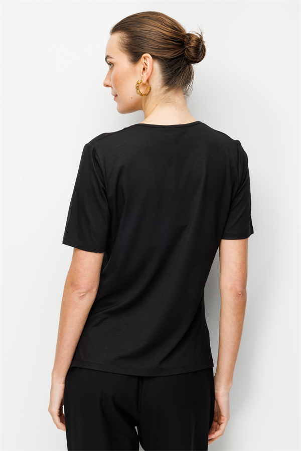 Kadın Açma Yaka Yakası Çiçek Nakışlı Penye T-shirt Siyah