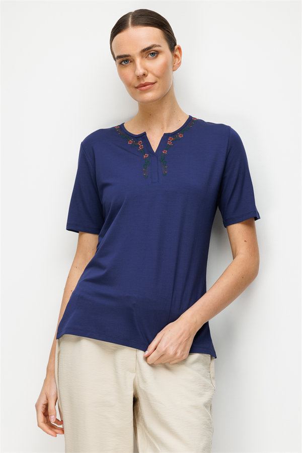 Kadın Açma Yaka Yakası Çiçek Nakışlı Penye T-shirt Lacivert