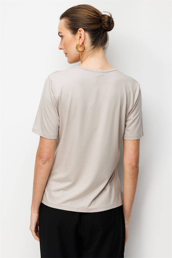 Kadın Açma Yaka Yakası Çiçek Nakışlı Penye T-shirt Bej