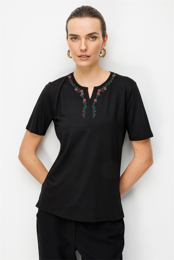 Kadın Açma Yaka Yakası Çiçek Nakışlı Penye T-shirt Siyah