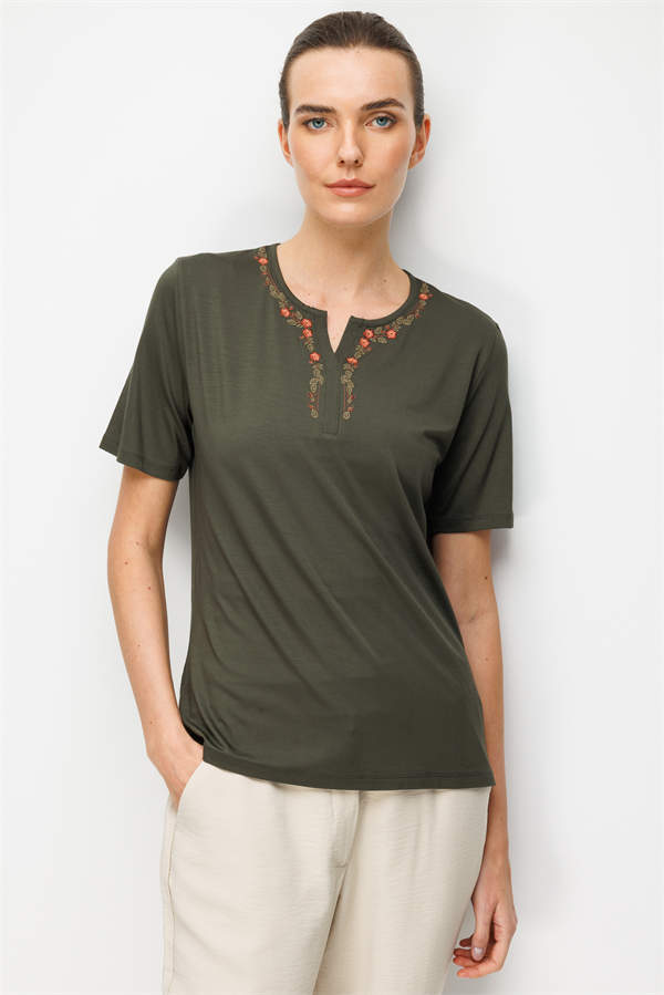 Kadın Açma Yaka Yakası Çiçek Nakışlı Penye T-shirt Haki