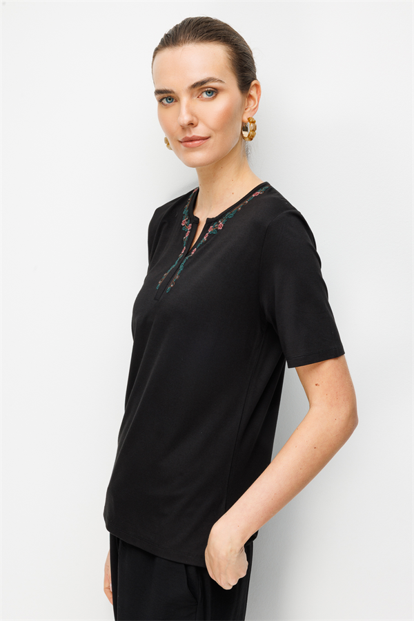 Kadın Açma Yaka Yakası Çiçek Nakışlı Penye T-shirt Siyah