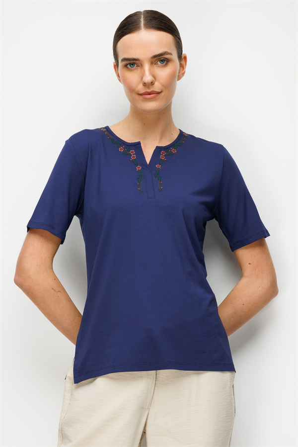 Kadın Açma Yaka Yakası Çiçek Nakışlı Penye T-shirt Lacivert