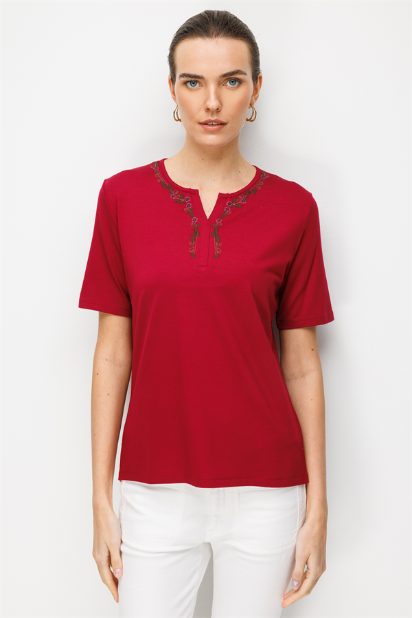 Kadın Açma Yaka Yakası Çiçek Nakışlı Penye T-shirt Vişne