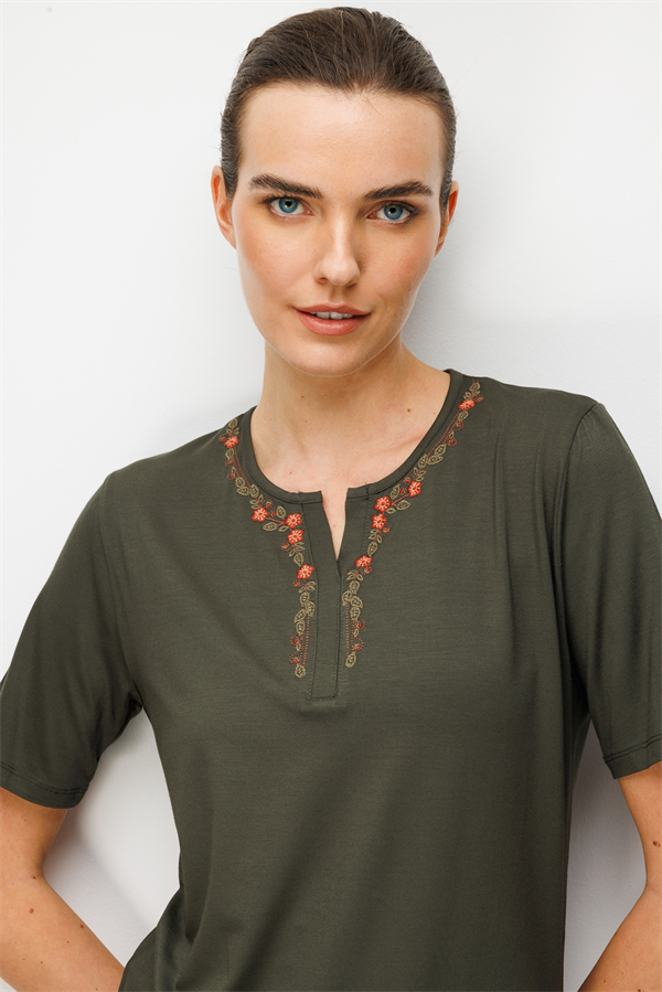 Kadın Açma Yaka Yakası Çiçek Nakışlı Penye T-shirt Haki