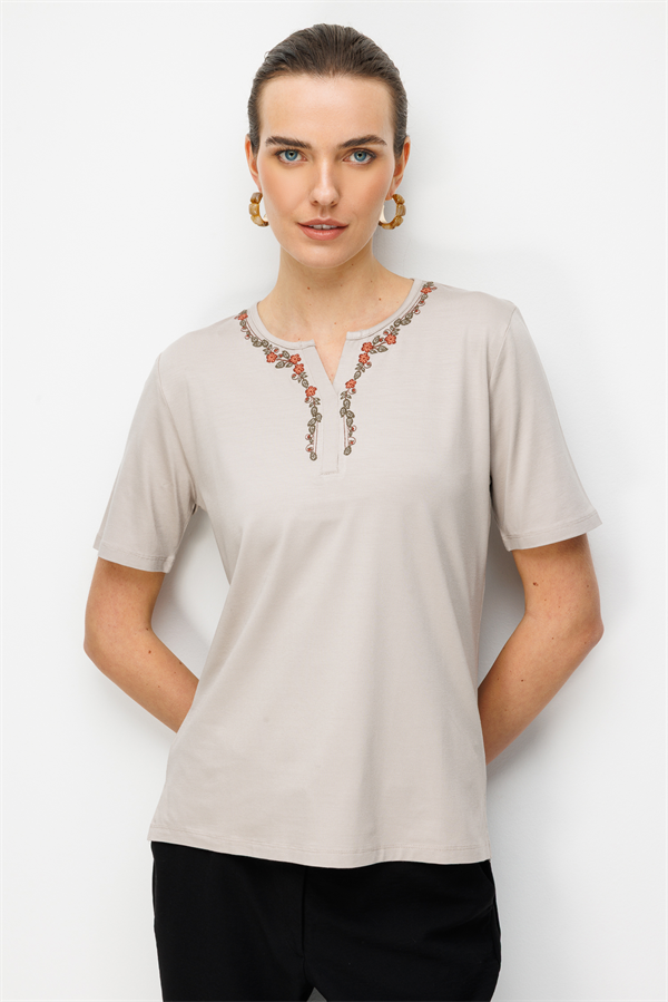 Kadın Açma Yaka Yakası Çiçek Nakışlı Penye T-shirt Bej