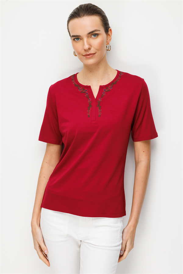 Kadın Açma Yaka Yakası Çiçek Nakışlı Penye T-shirt Vişne