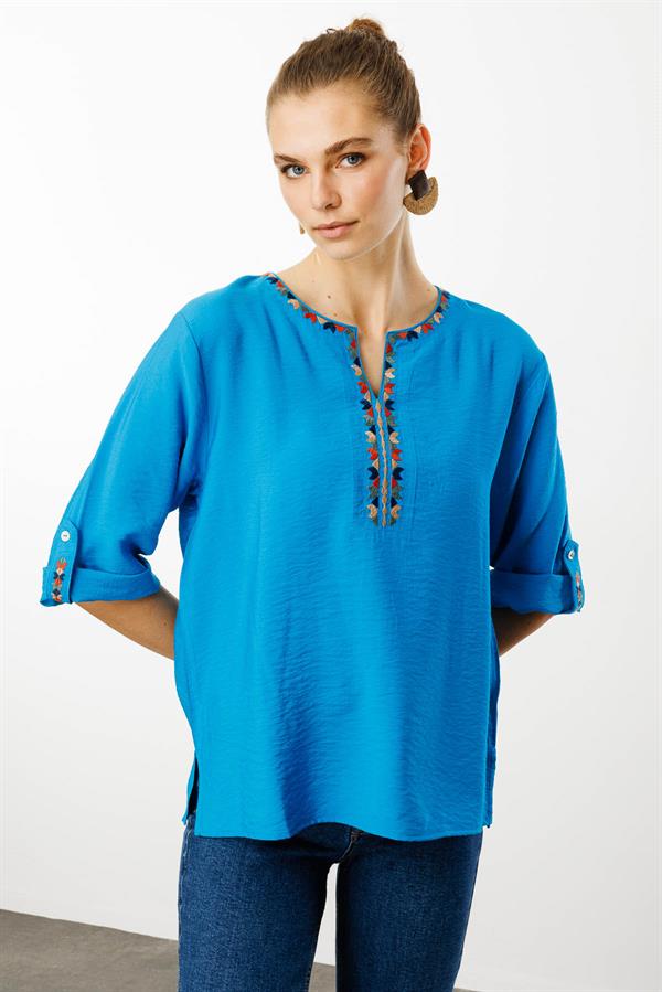 Kadın Açma Yaka Yakası Etnik Nakışlı Gömlek Saks