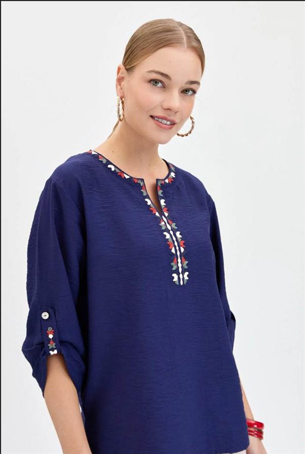 Женская рубашка с отложным воротником и этнической вышивкой