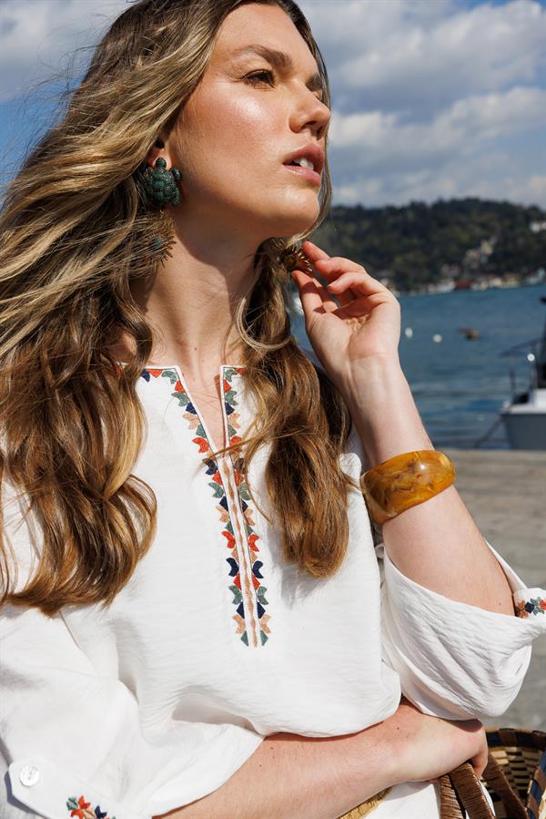 Женская рубашка с отложным воротником и этнической вышивкой