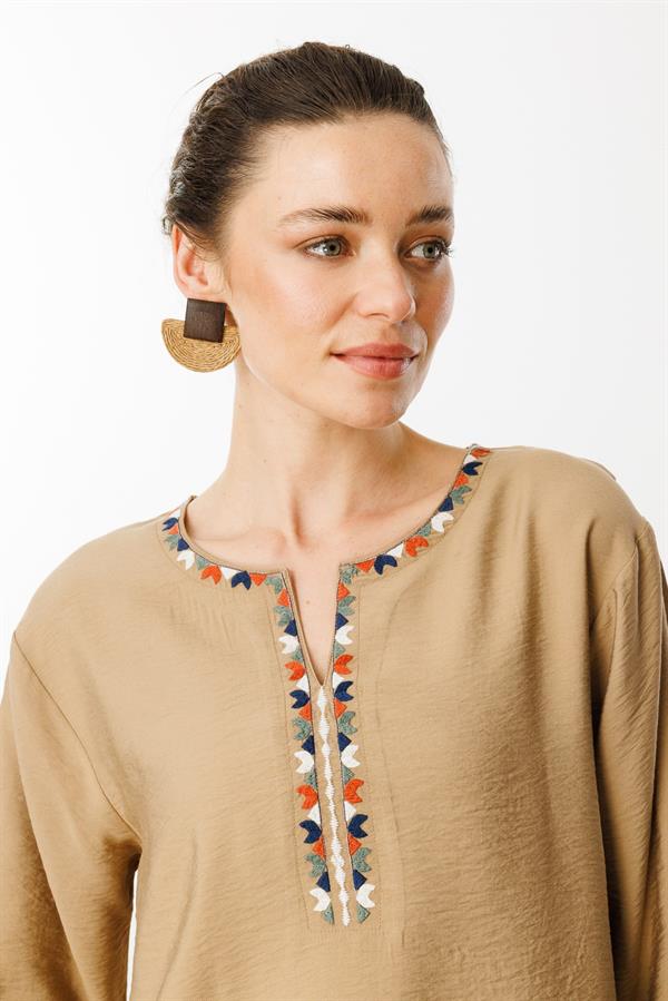 Женская рубашка с отложным воротником и этнической вышивкой