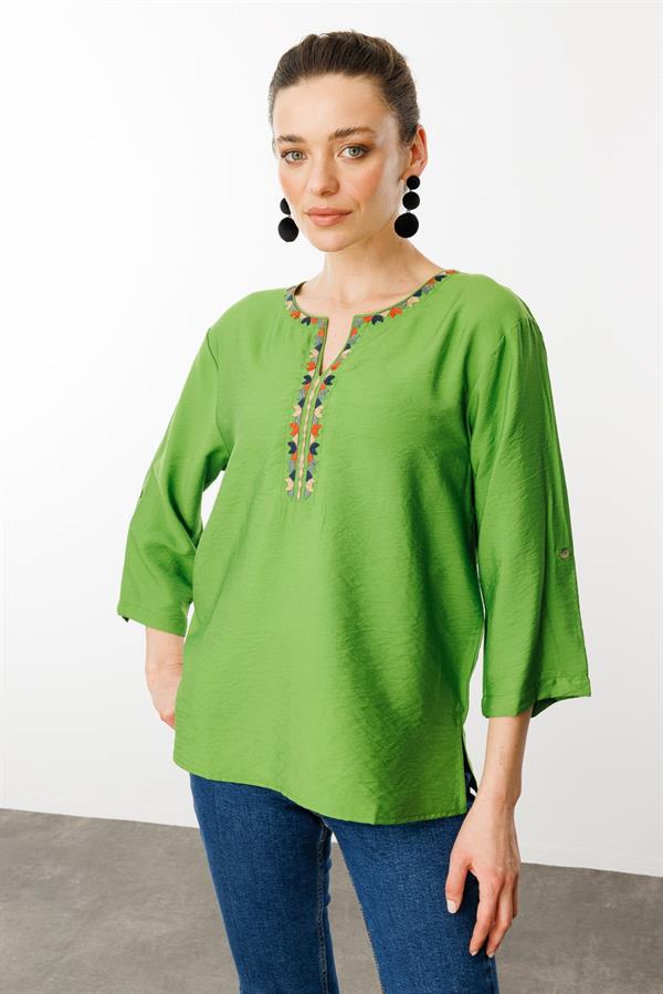 Женская рубашка с отложным воротником и этнической вышивкой