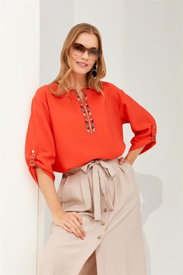 Женская рубашка с отложным воротником и этнической вышивкой