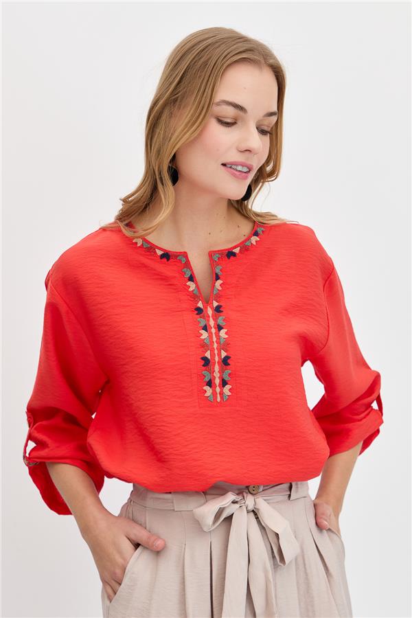 Женская рубашка с отложным воротником и этнической вышивкой