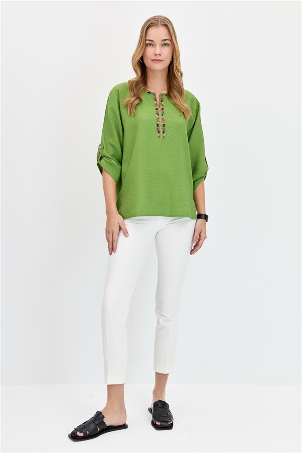 Женская рубашка с отложным воротником и этнической вышивкой