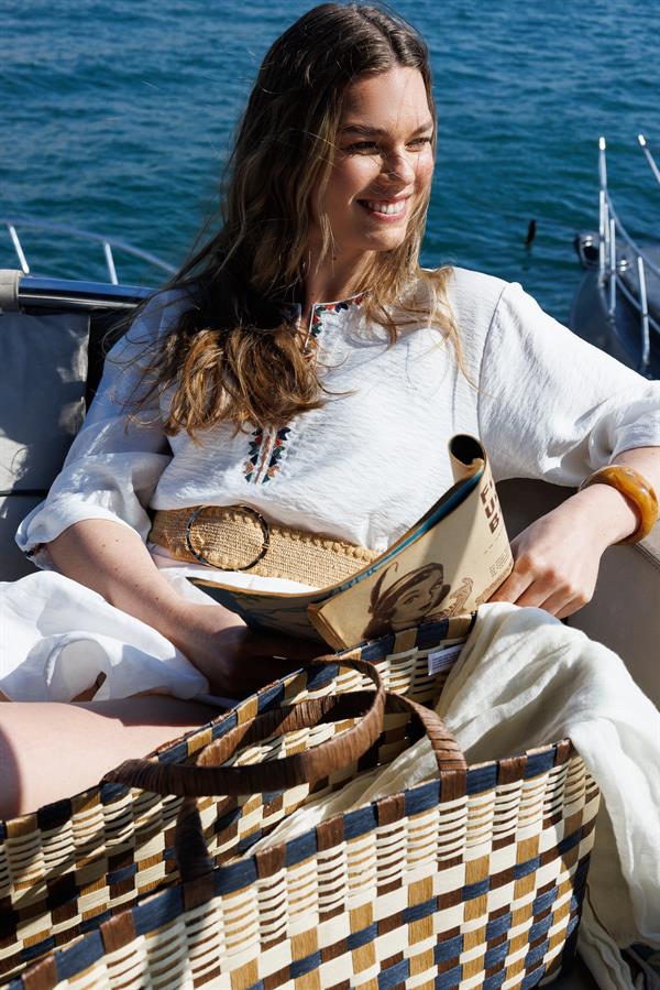 Женская рубашка с отложным воротником и этнической вышивкой