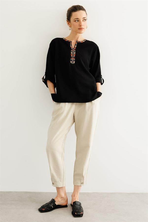 Женская рубашка с отложным воротником и этнической вышивкой