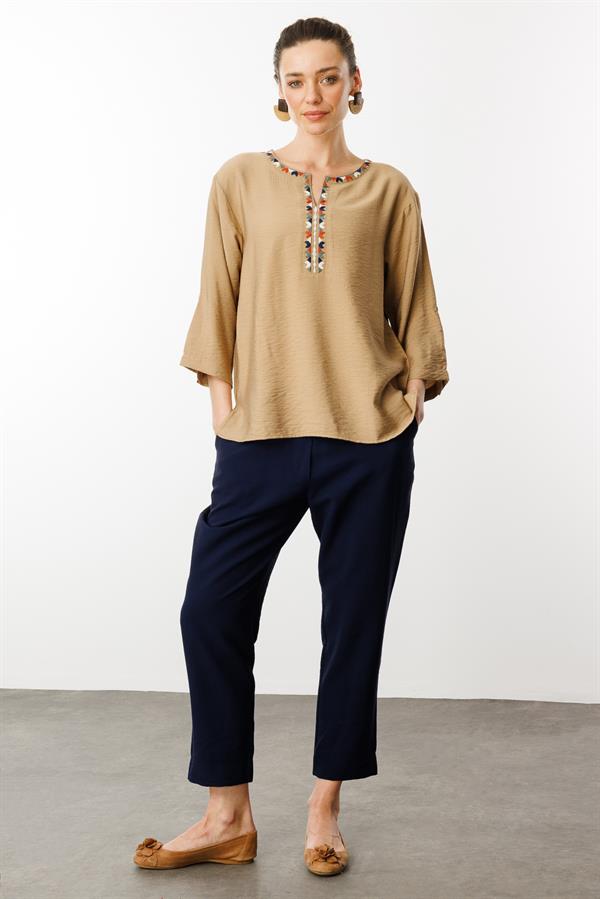 Женская рубашка с отложным воротником и этнической вышивкой