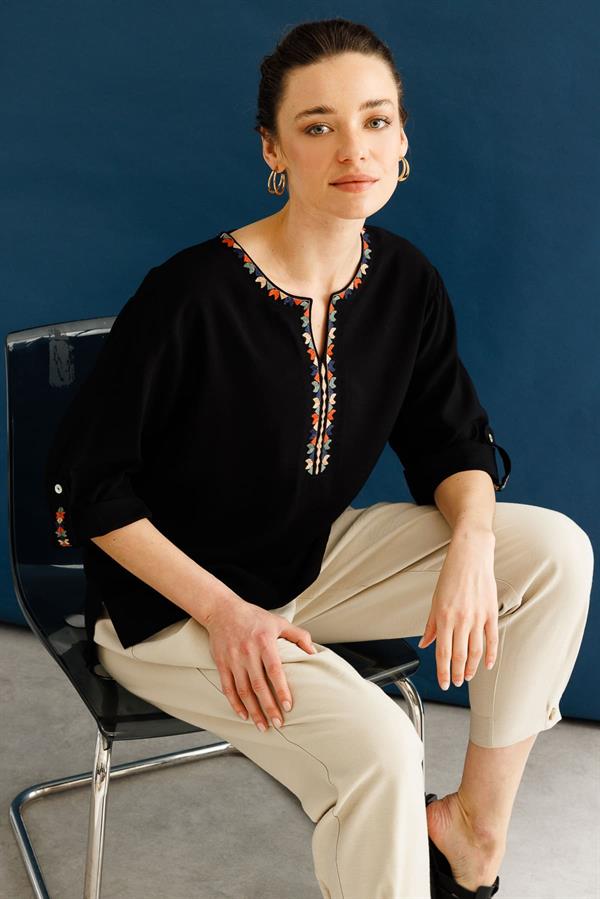 Женская рубашка с отложным воротником и этнической вышивкой